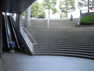 用賀駅の石階段
